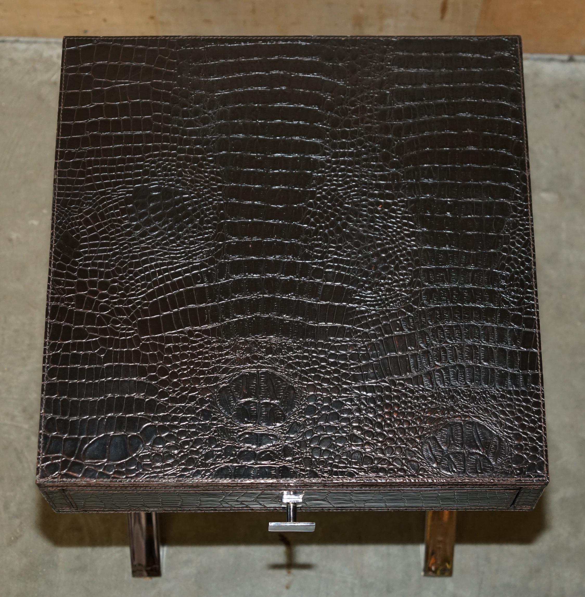 Anglais Paire de tables d'appoint style ANDREW MARTIN en cuir de type CROCODILE ALLIGATOR en vente
