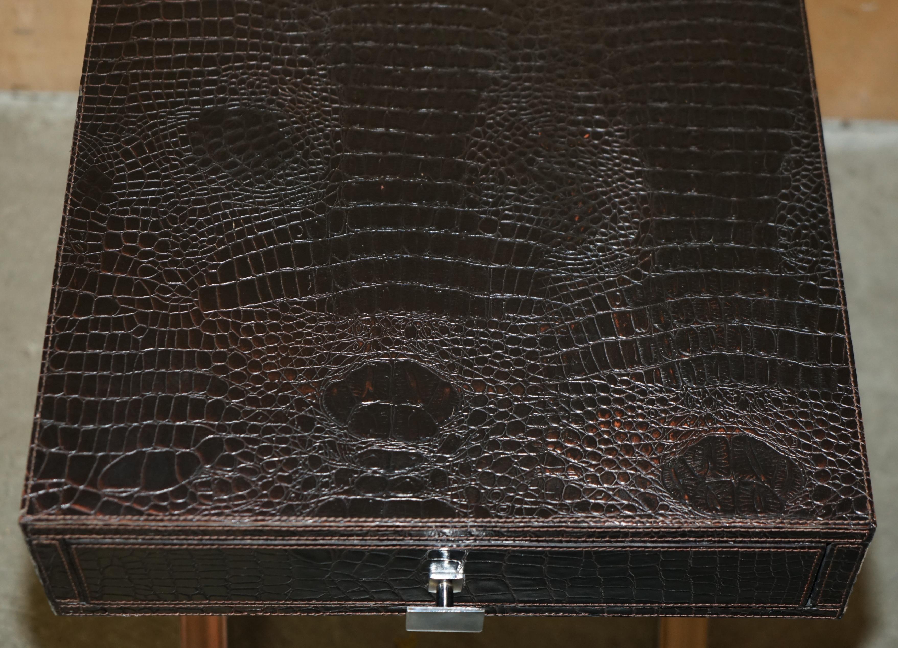 Paire de tables d'appoint style ANDREW MARTIN en cuir de type CROCODILE ALLIGATOR Bon état - En vente à West Sussex, Pulborough