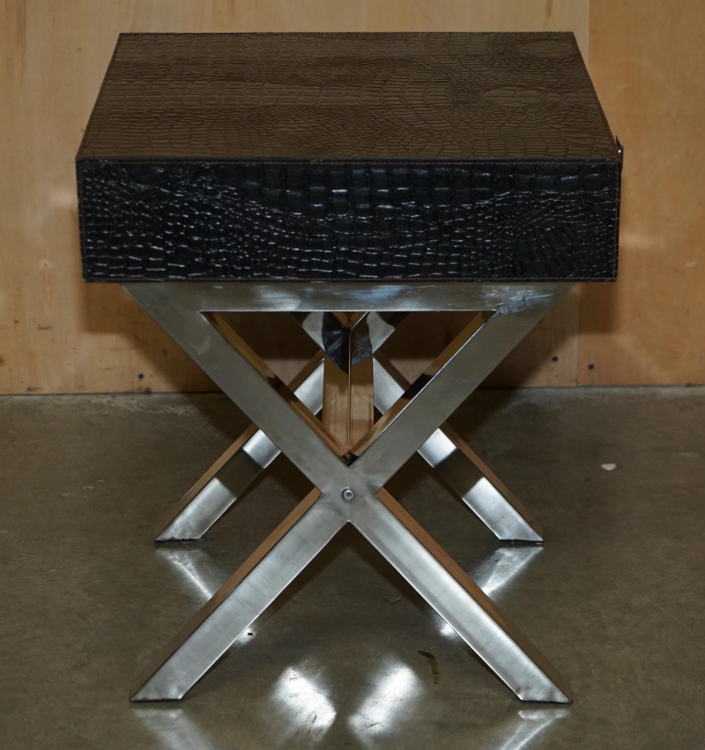 Paire de tables d'appoint style ANDREW MARTIN en cuir de type CROCODILE ALLIGATOR en vente 1