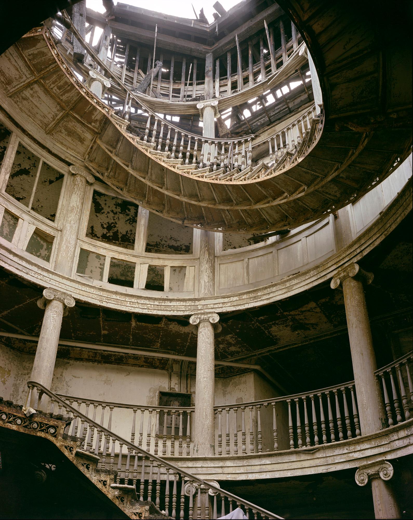 Andrew Moore - Octagon Staircase, NYC, photographie 1988, imprimée d
après