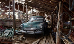 Andrew Moore – Oldsmobile in Barn, Fotografie 2014, gedruckt nach