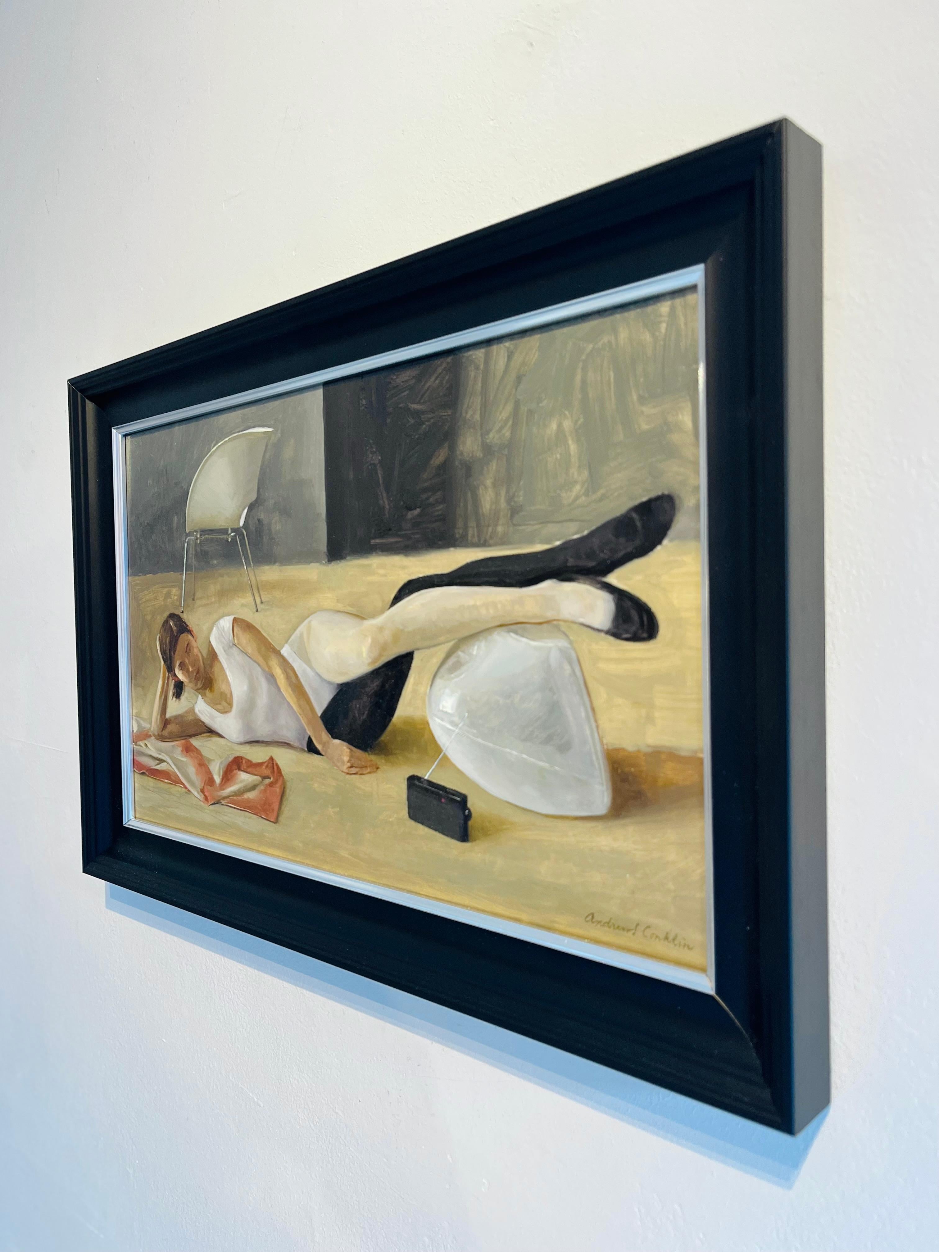 Katherine Liegesessel mit IMac – originales weibliches realistisches Stillleben (Amerikanischer Realismus), Painting, von Andrew S. Conklin