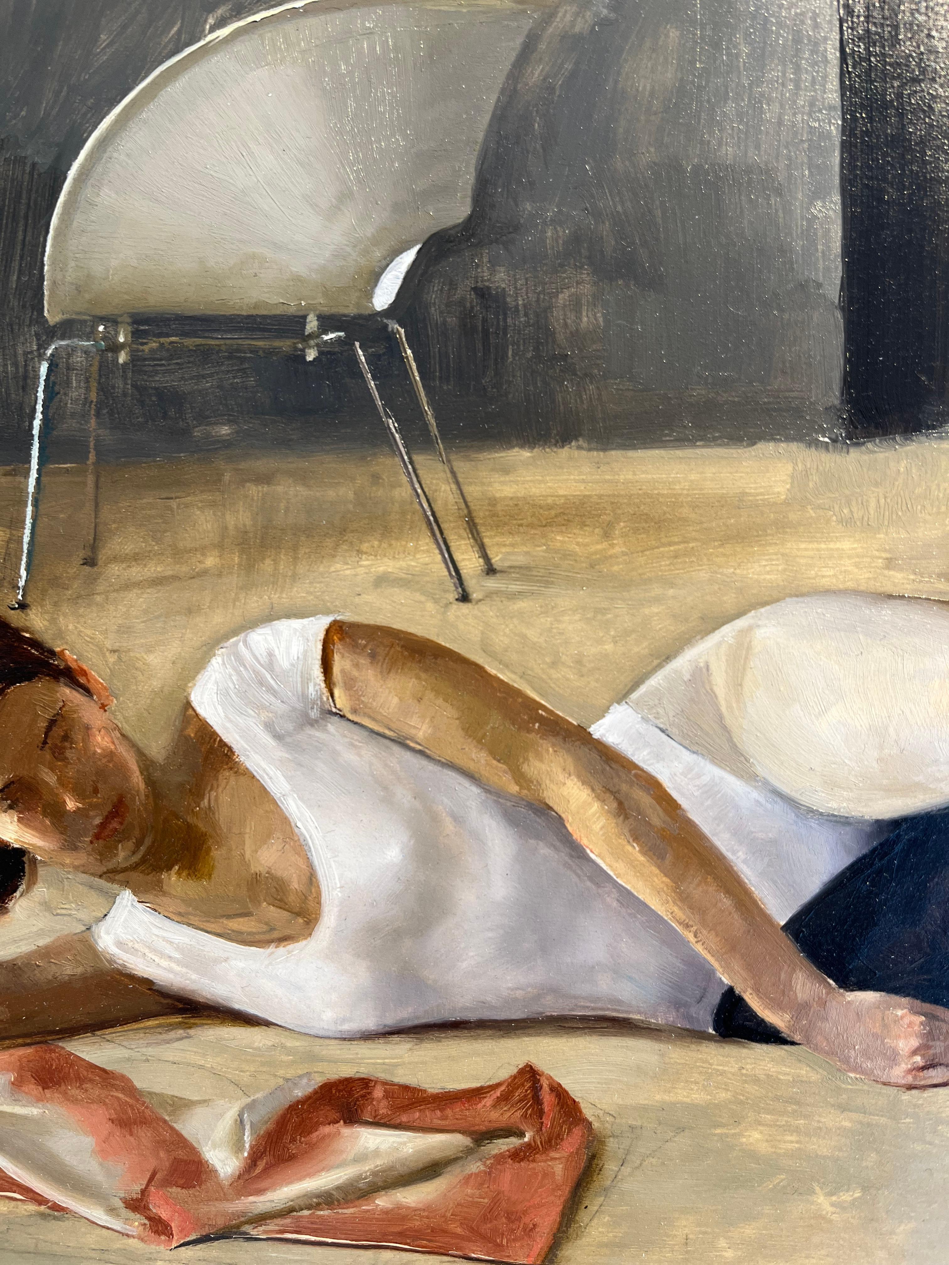Katherine reclinada con iMac - original retrato de naturaleza muerta realista femenino - Still-Life Painting Gris de Andrew S. Conklin