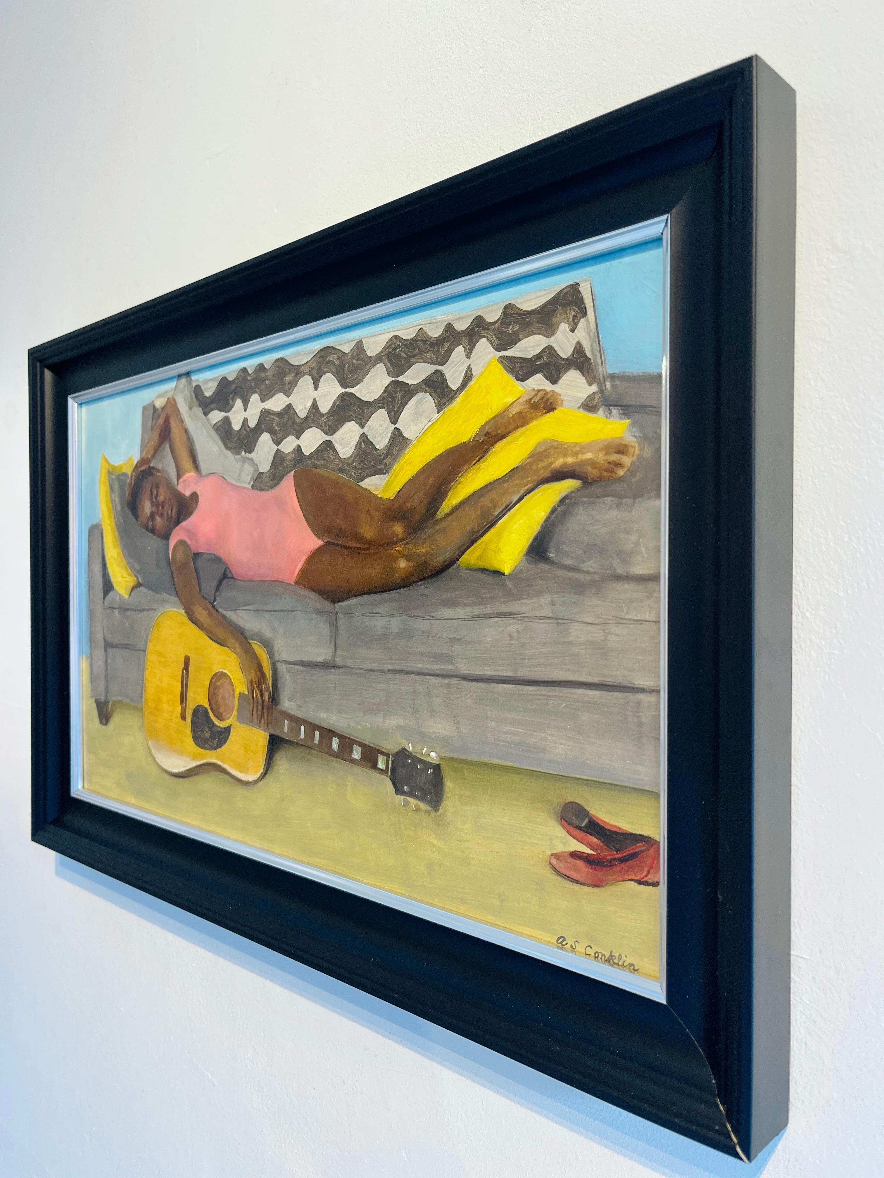 Nina Liegesessel mit Gitarre – originales weibliches realistisches Stillleben, Öl (Amerikanischer Realismus), Painting, von Andrew S. Conklin
