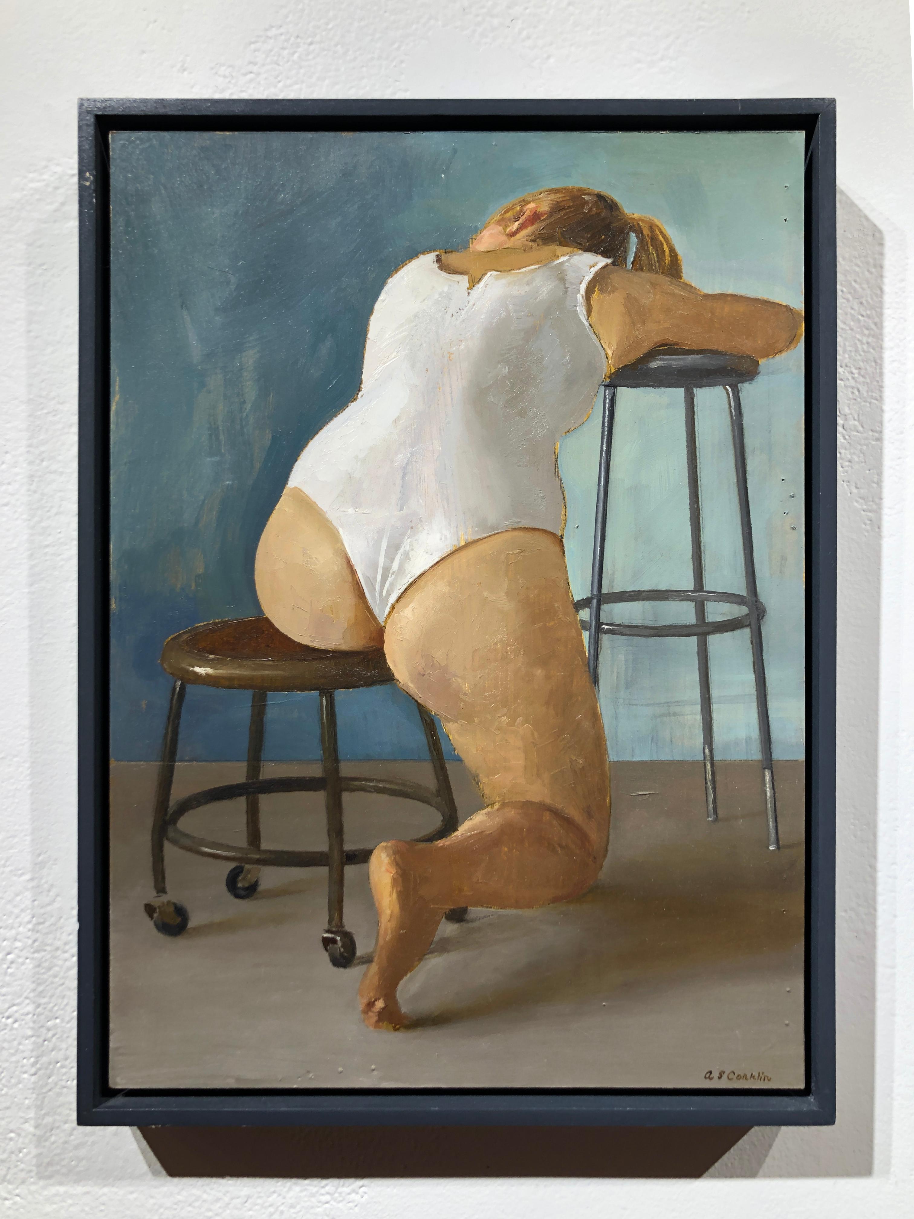 Paige seduta con body bianco - Studio di pittura ad olio originale con donna su sgabello - Painting di Andrew S. Conklin