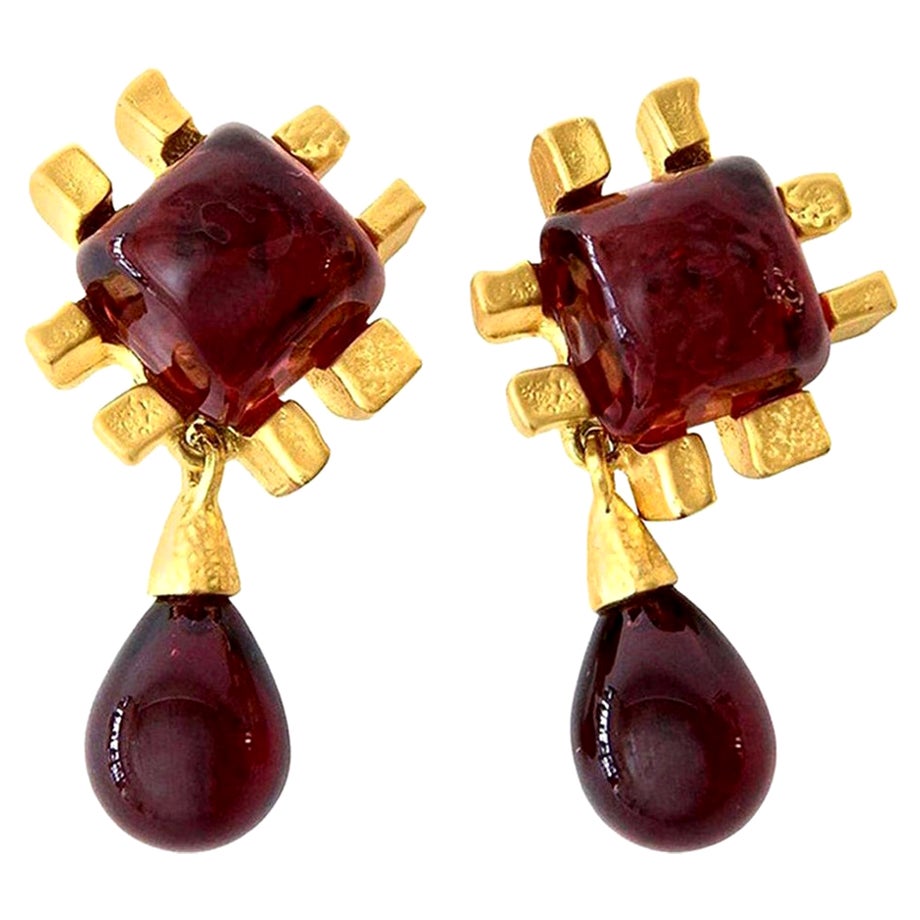 Andrew Springarn - Boucles d'oreilles clips en verre Gripoix rouge et plaqué or