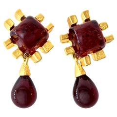 Andrew Springarn - Boucles d'oreilles clips en verre Gripoix rouge et plaqué or