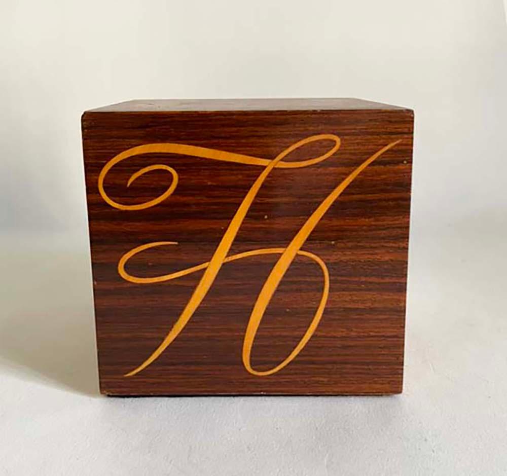 Mid-Century Modern Presse-papiers cubiques en bois avec monogramme « H » Andrew Szoeke en vente