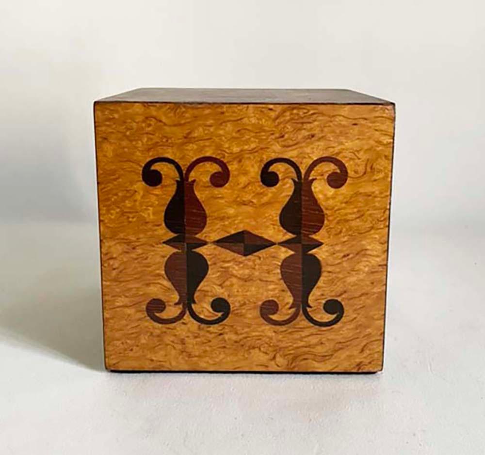 Américain Presse-papiers cubiques en bois avec monogramme « H » Andrew Szoeke en vente