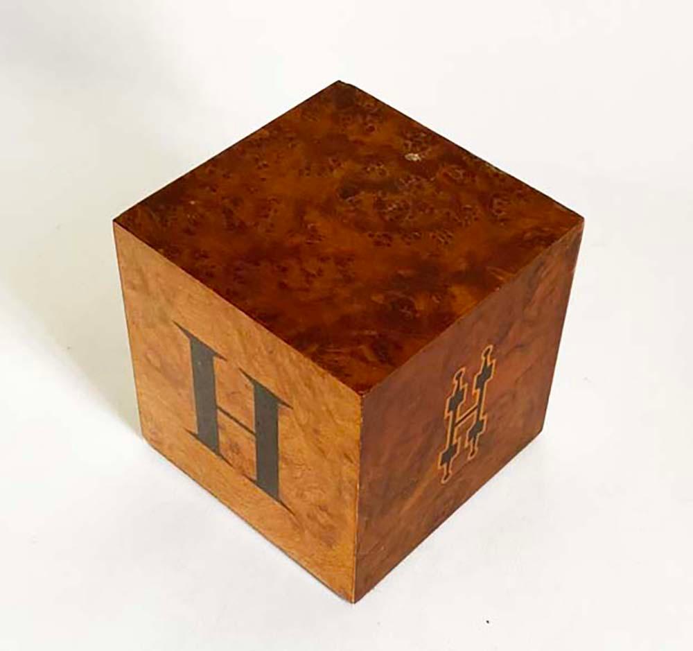 Marqueterie Presse-papiers cubiques en bois avec monogramme « H » Andrew Szoeke en vente