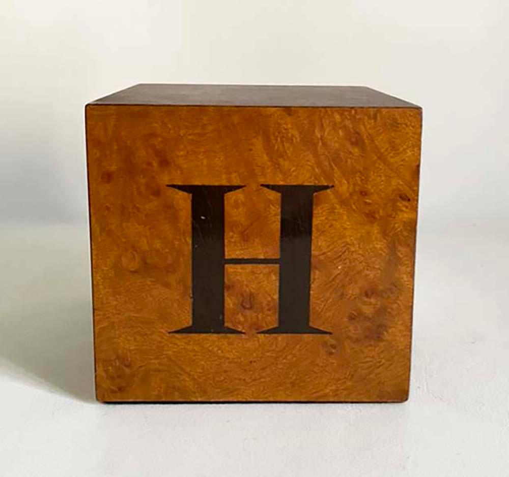 Presse-papiers cubiques en bois avec monogramme « H » Andrew Szoeke Bon état - En vente à Minneapolis, MN