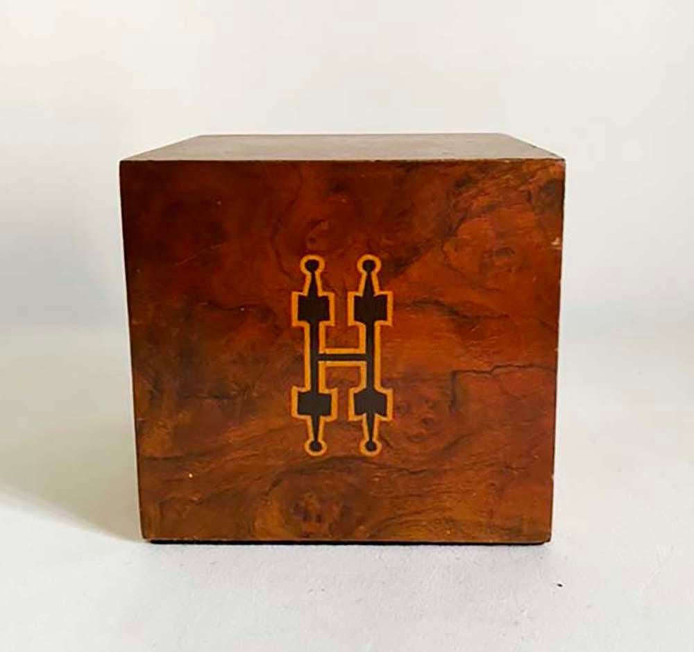 Milieu du XXe siècle Presse-papiers cubiques en bois avec monogramme « H » Andrew Szoeke en vente