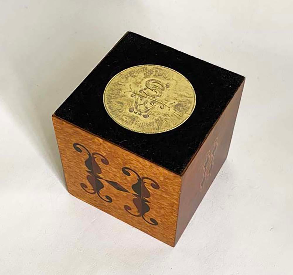 Presse-papiers cubiques en bois avec monogramme « H » Andrew Szoeke en vente 1
