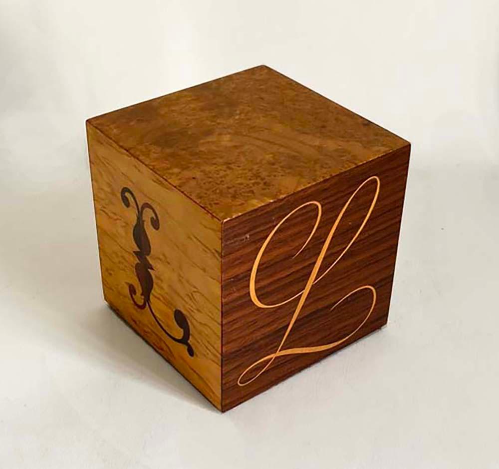 Voici un rare et magnifique cube ou presse-papier en forme de monogramme 