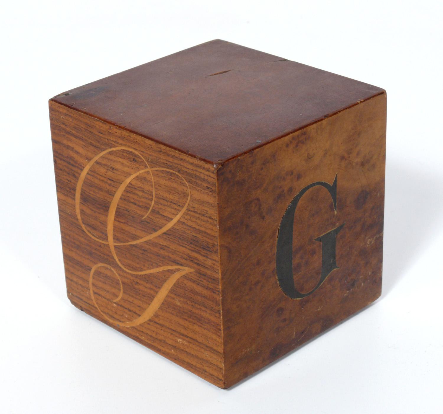 Américain Andrew Szoeke - Cube ou presse-papiers « G » à monogramme  en vente