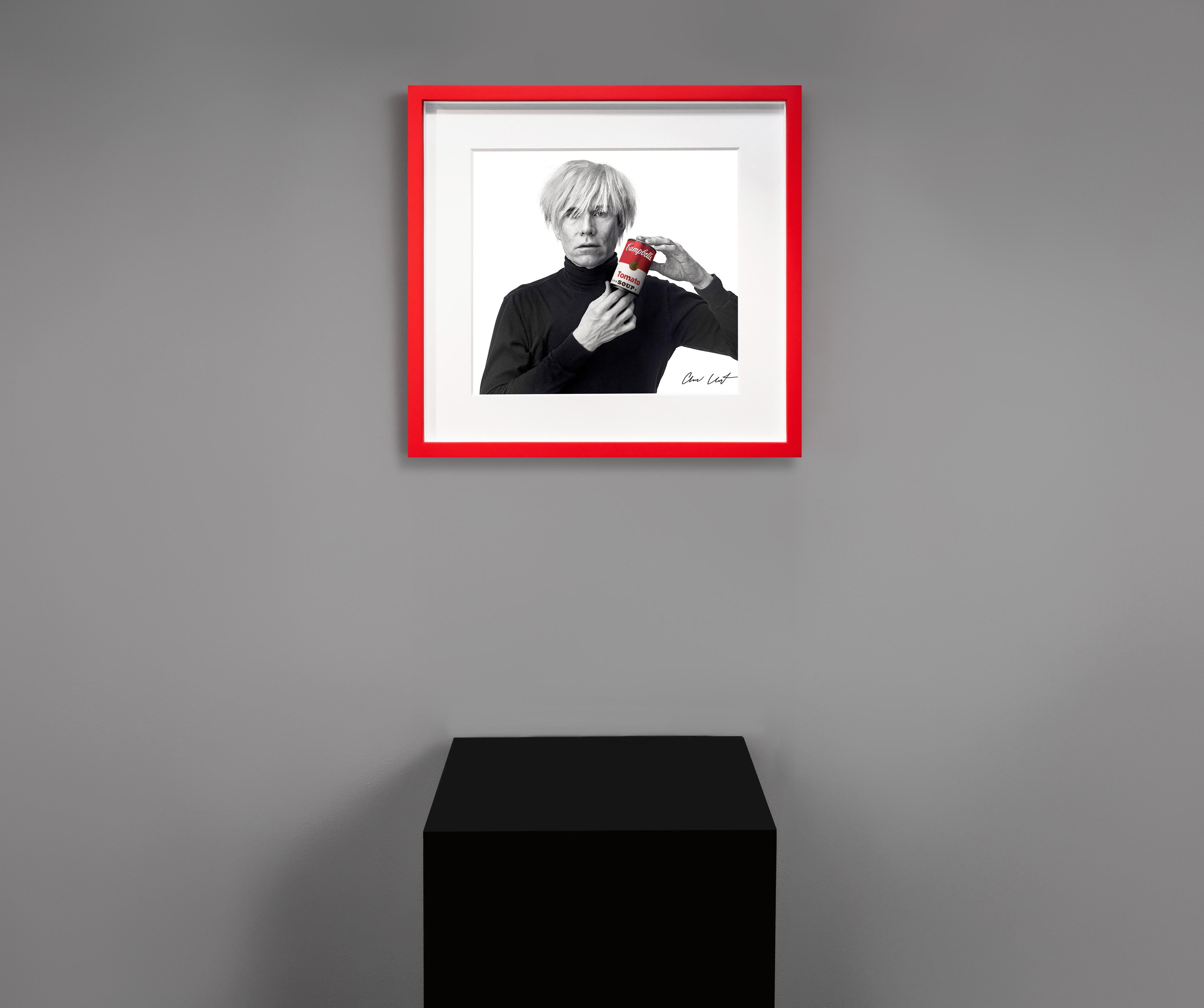 Andy Warhol con la zuppa rossa di Campbell' Stampa fotografica d'archivio di piccole dimensioni - Photograph di Andrew Unangst