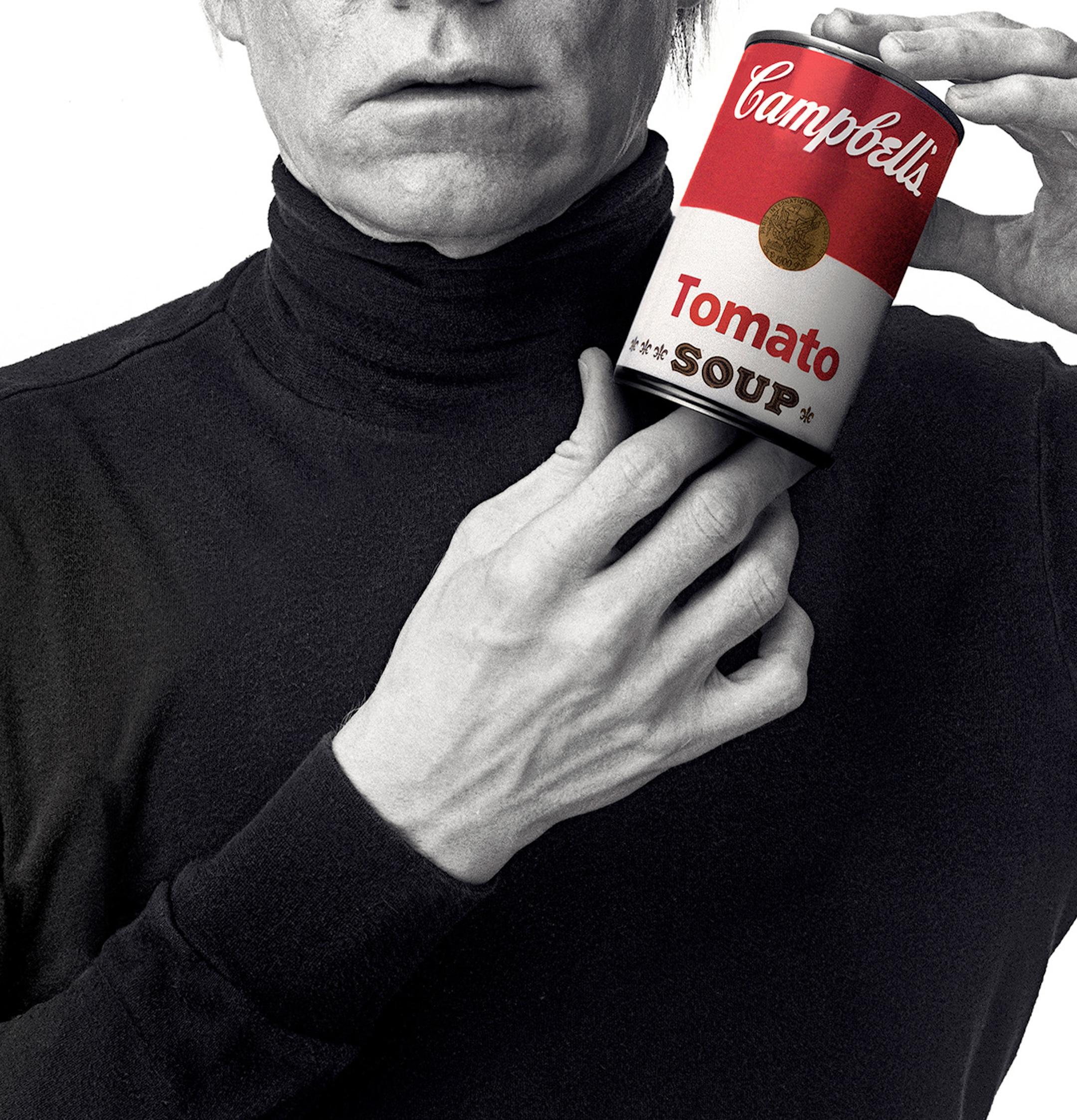 Andy Warhol con la zuppa rossa di Campbell' Stampa fotografica d'archivio di piccole dimensioni - Photograph Pop Art di Andrew Unangst
