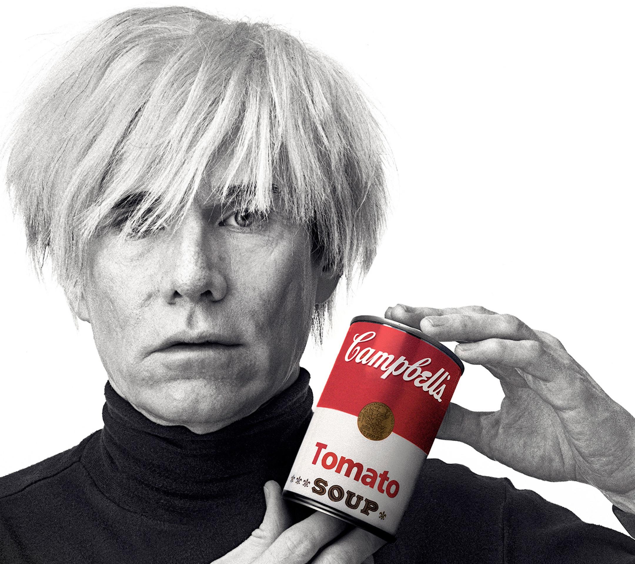 Andy Warhol con la zuppa rossa di Campbell' Stampa fotografica d'archivio di piccole dimensioni - Portrait Photograph Grigio di Andrew Unangst