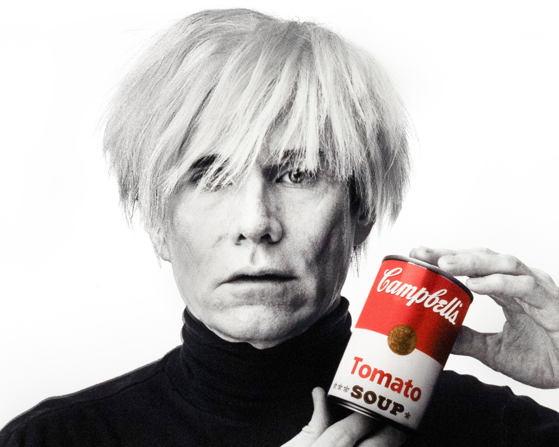 Archiv-Fotodruck 'Andy Warhol mit roter Campbell's Soup', 1985/2020 im Angebot 1