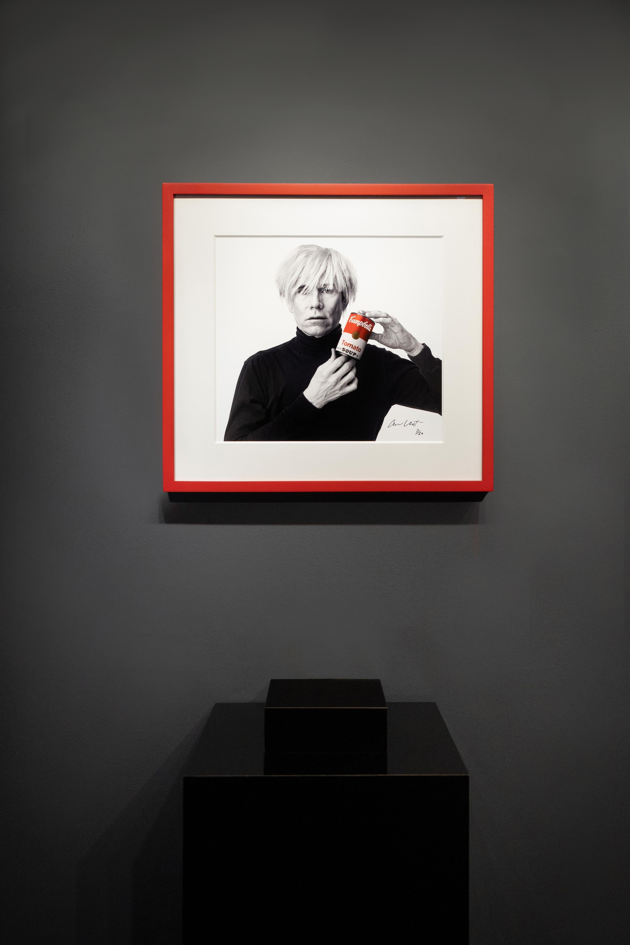 Archiv-Fotodruck 'Andy Warhol mit roter Campbell's Suppe' 1985/2025 – Photograph von Andrew Unangst