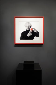 Impresión fotográfica de archivo "Andy Warhol con sopa Campbell roja" 1985/2025