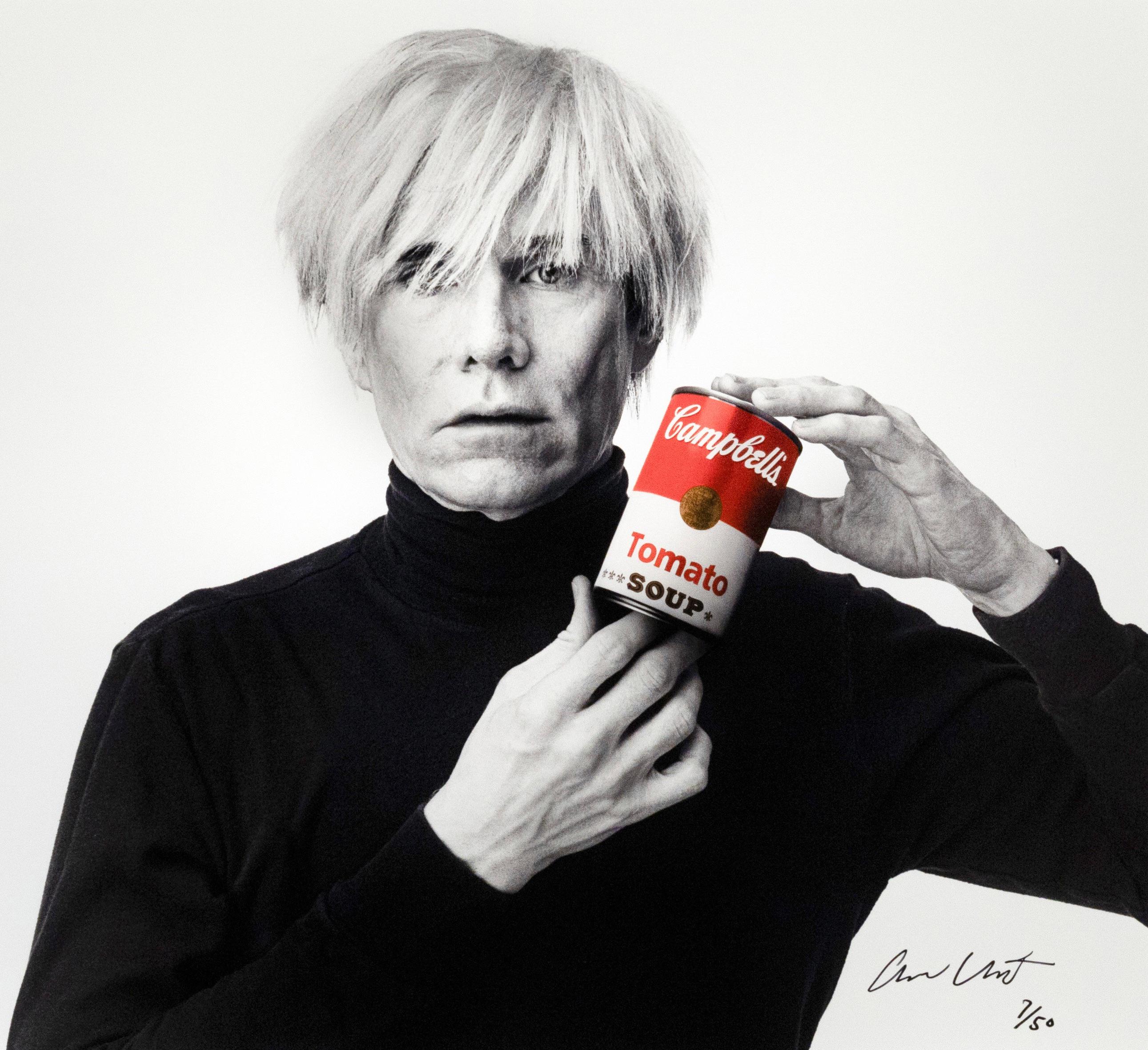Archiv-Fotodruck 'Andy Warhol mit roter Campbell's Suppe' 1985/2025 im Angebot 1