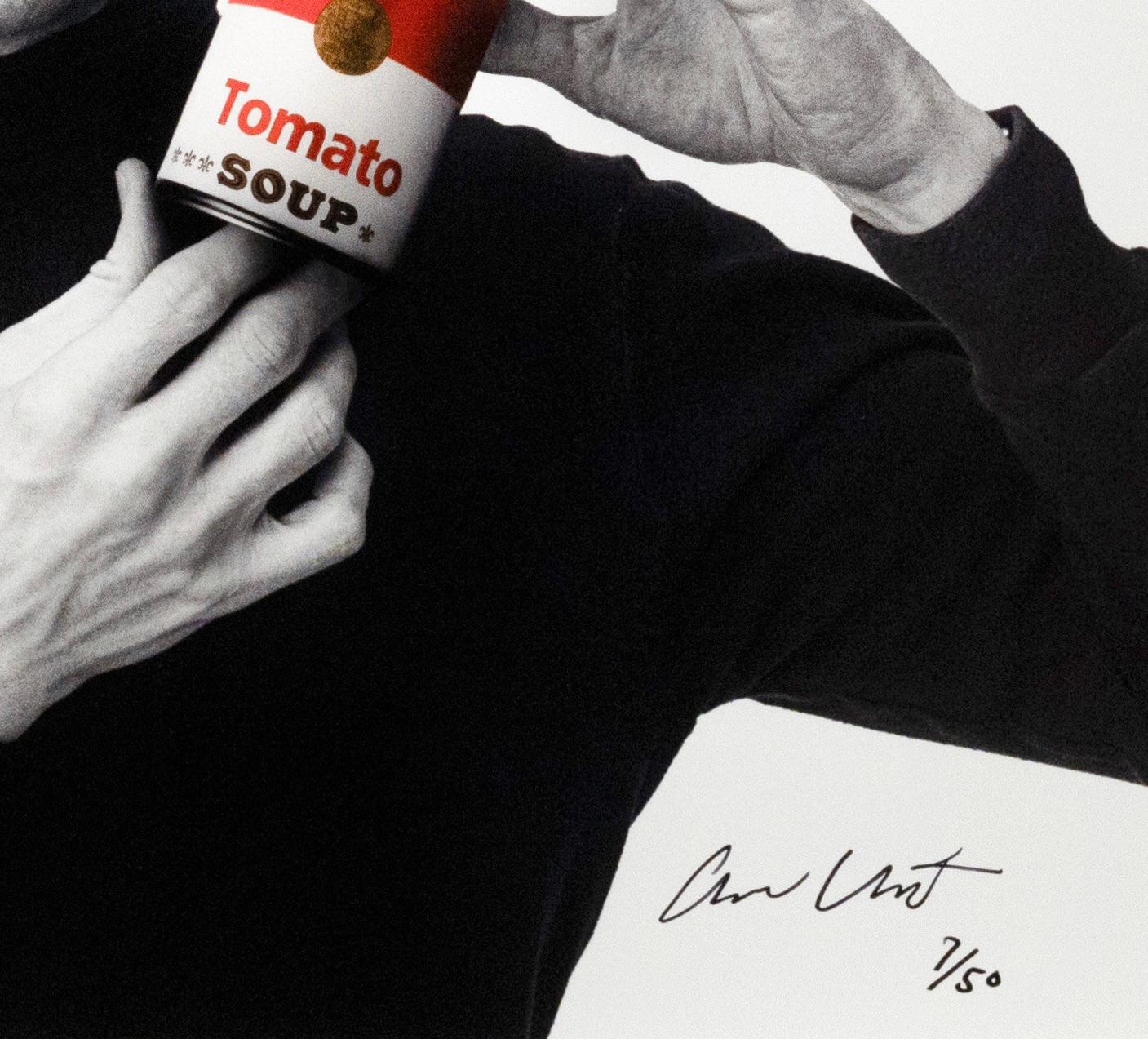 Archiv-Fotodruck 'Andy Warhol mit roter Campbell's Suppe' 1985/2025 im Angebot 2