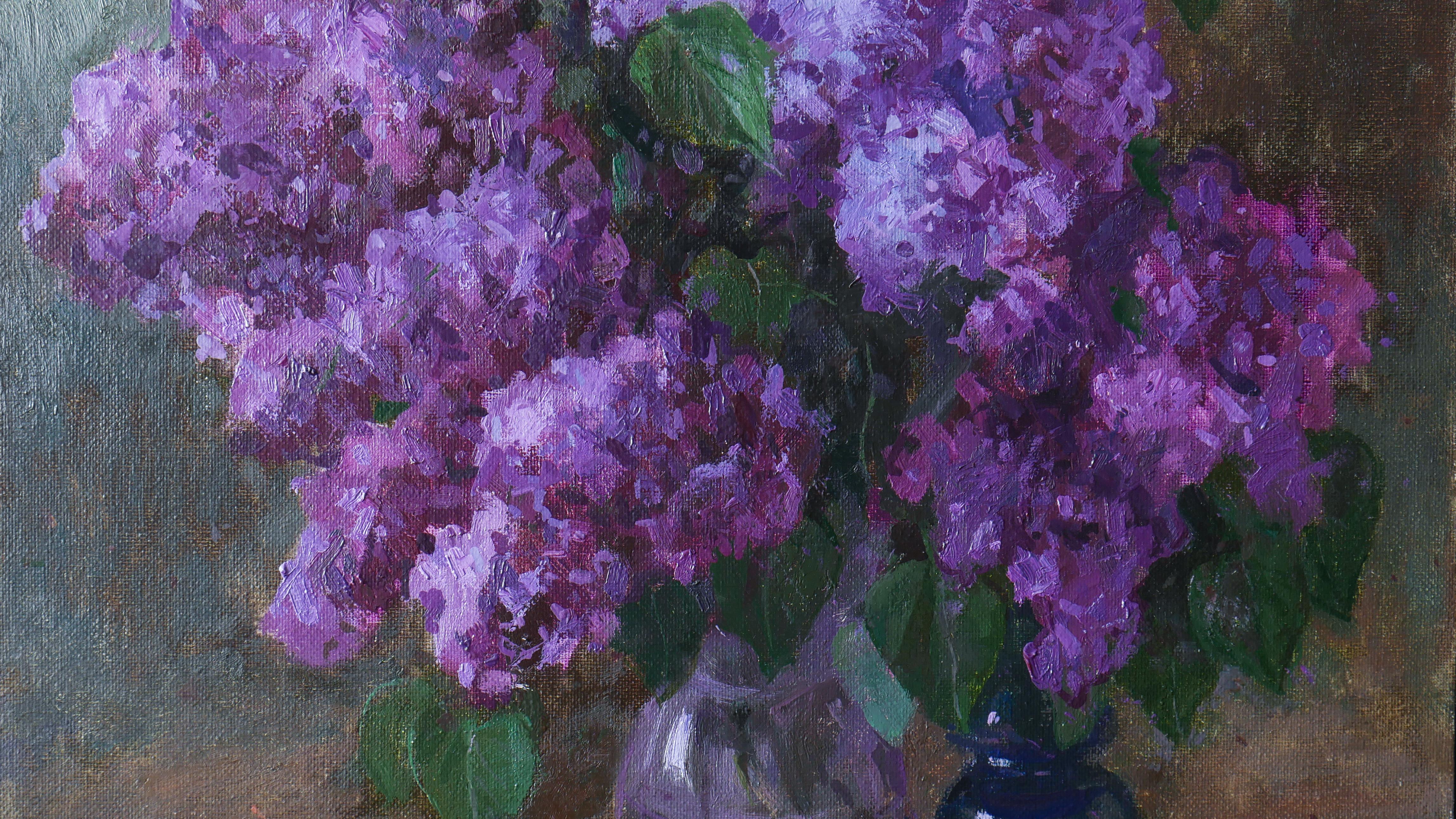 El bodegón capta la elegancia intemporal de los ramos de lilas. Las hojas, de un verde intenso, ofrecen un exuberante contraste, y sus texturas se representan con pinceladas gruesas y expresivas. El fondo es una mezcla apagada de tonos terrosos, que