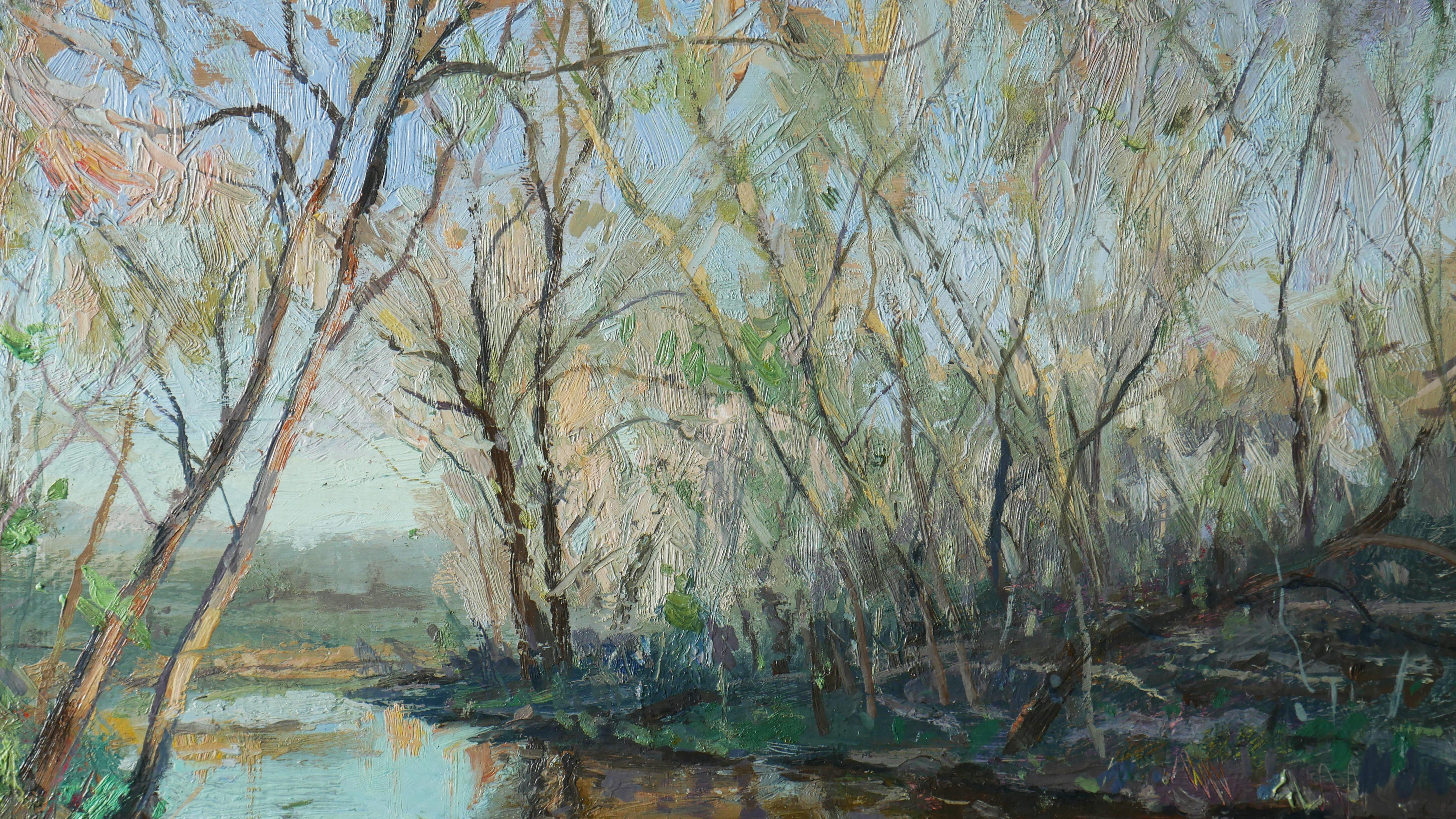 Quando la primavera si risveglia, il paesaggio si anima di colori vivaci e suoni delicati. Un fiume cristallino serpeggia nella scena, la sua superficie luccica sotto la tenue luce del sole. Lungo le sue rive si ergono gruppi di alberi, le cui