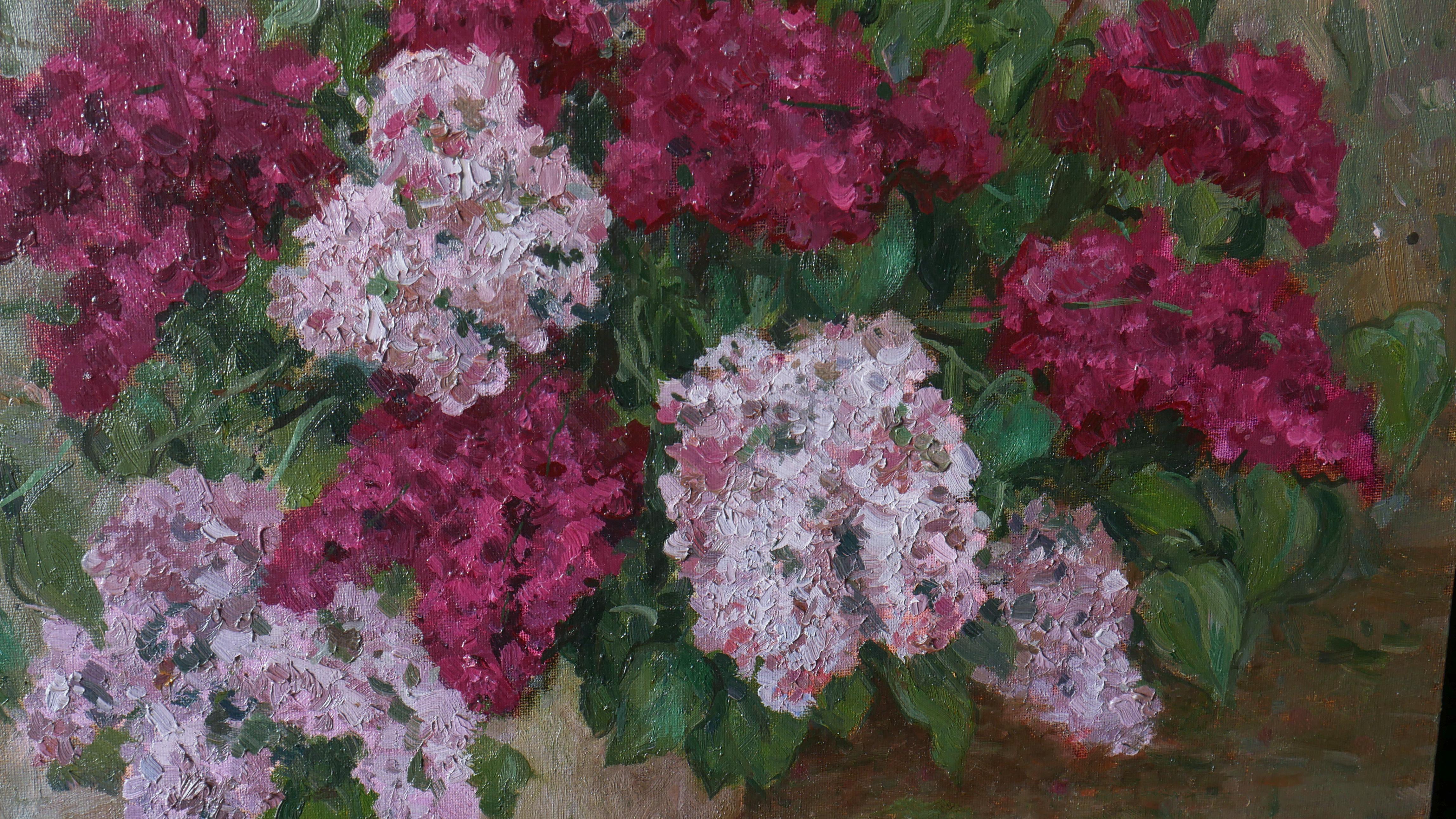 Ein eleganter Strauß duftenden Flieders in einer weißen Vase ist eine wunderbare Ergänzung Ihrer Sammlung. Das Gemälde wurde nach dem Leben gemalt und ist in einer zurückhaltenden Farbgebung gehalten, so dass es in jedem Interieur eine gute Figur