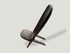 Chaise de naissance africaine Andrianna Shamaris en bois d'Iroko sculpté à la main