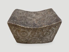 Sgabello con borchie Andrianna Shamaris African Royalty