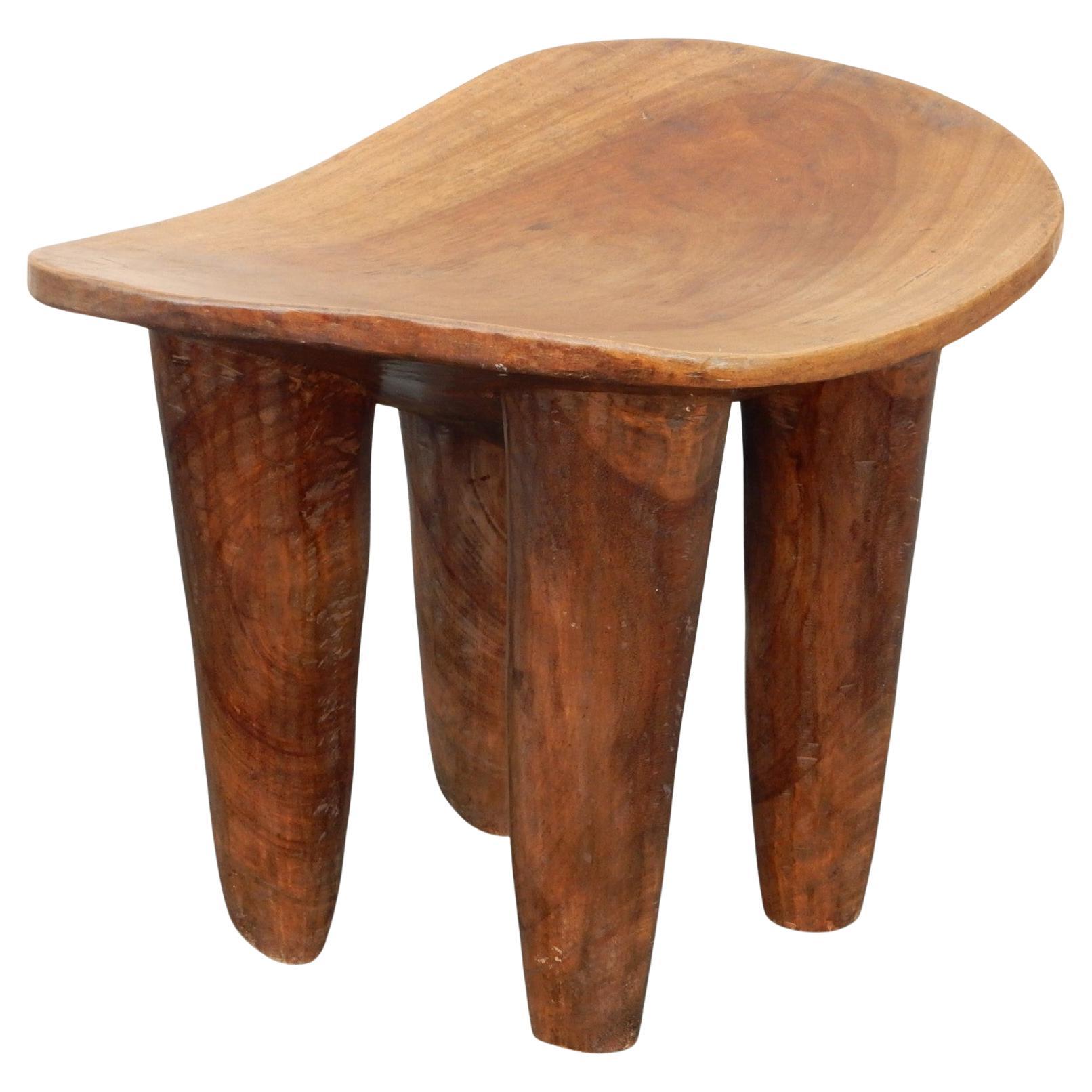 Tabouret/table Andrianna Shamaris sculpté à la main dans du bois massif au grain magnifique et à la patine vieillie. Un objet d'art à la fois sculptural et fonctionnel. Plateau légèrement incurvé et pieds coniques effilés. Cet exemple est plus large