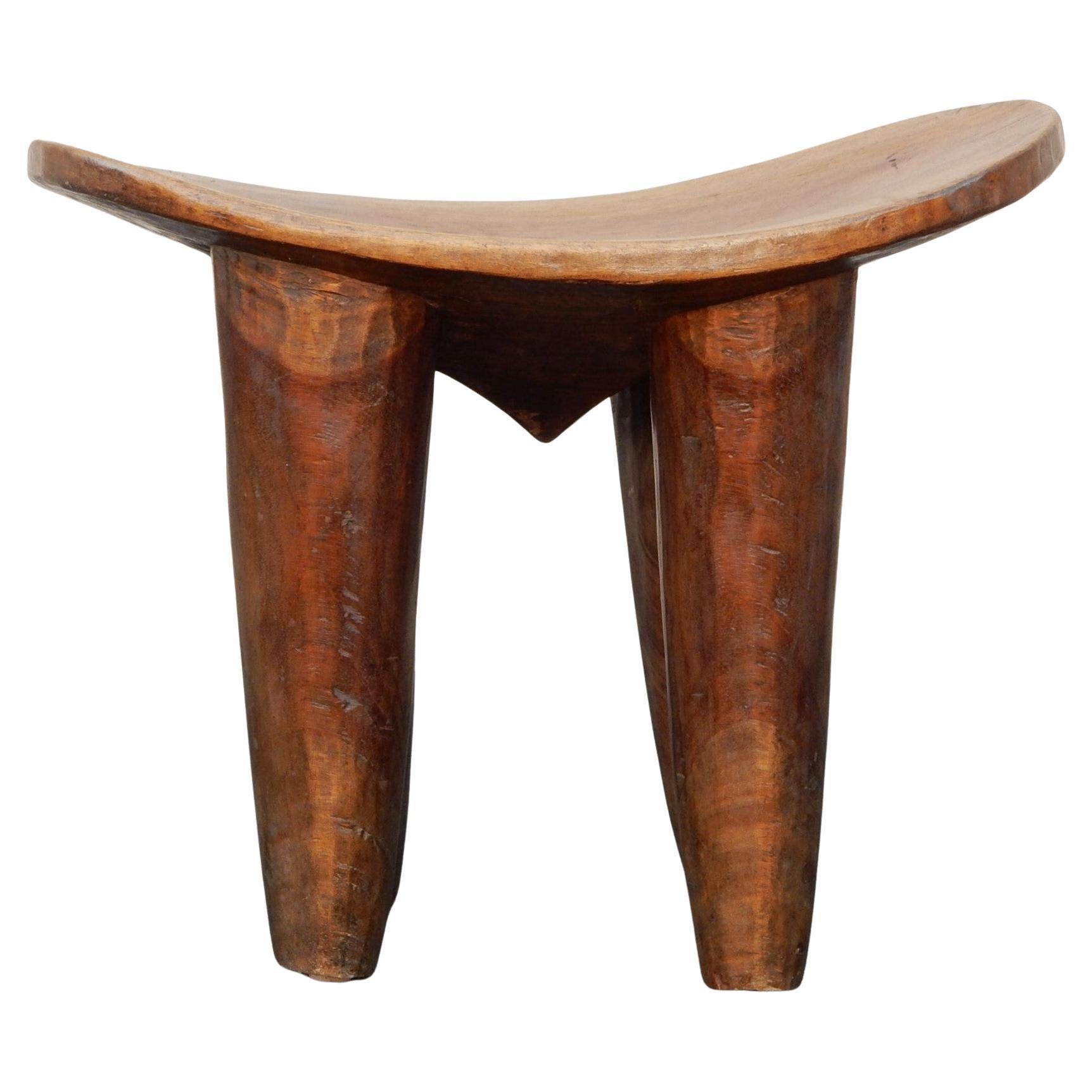 Tribal Andrianna Shamaris Table tabouret africain en bois sculpté Senufo en vente