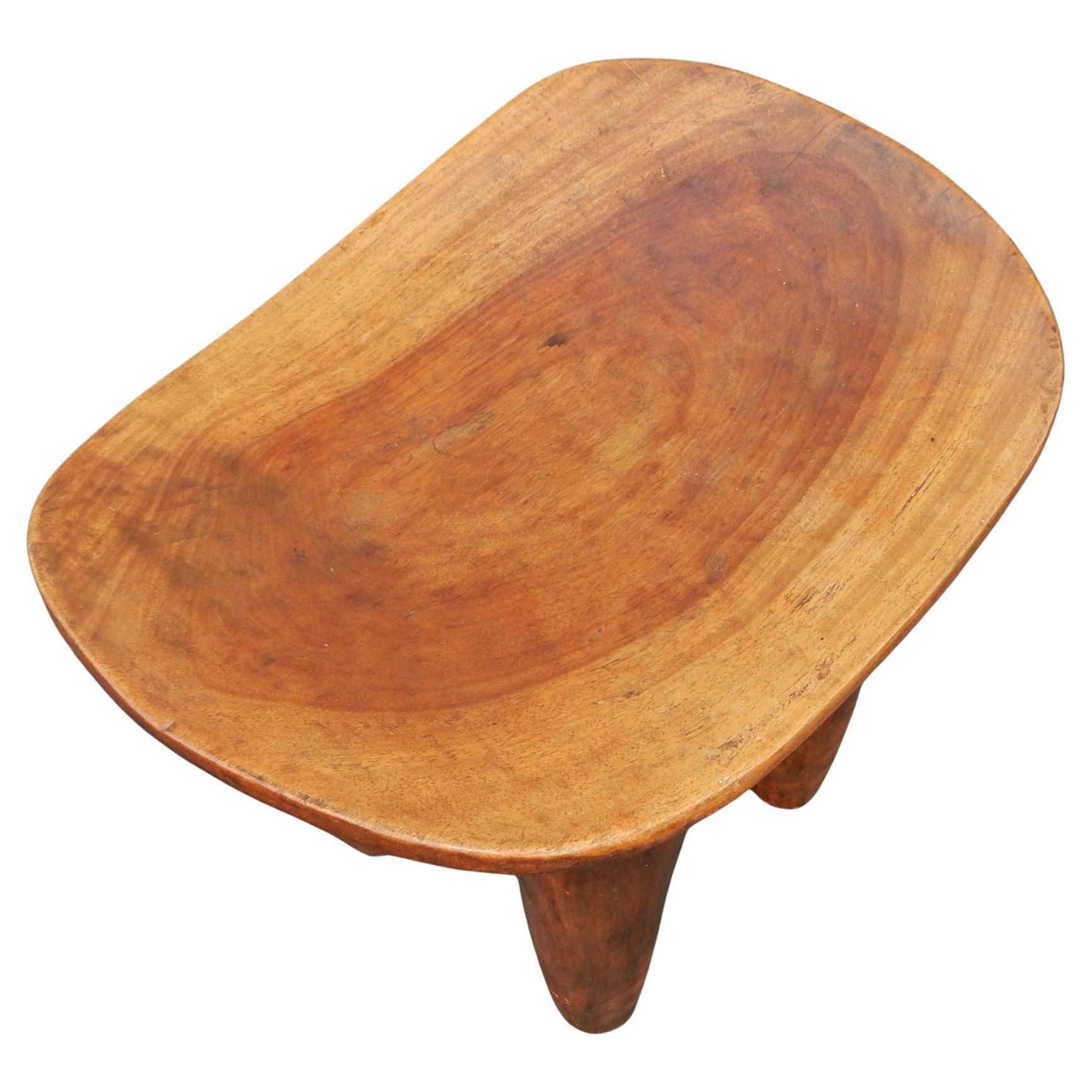 Ivoirien Andrianna Shamaris Table tabouret africain en bois sculpté Senufo en vente