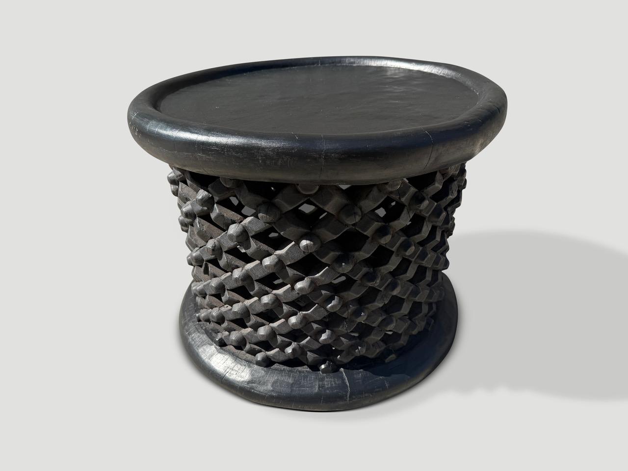 Table basse ou table d'appoint africaine sculptée à la main dans un seul morceau de bois du Cameroun, avec un motif de treillis. Nous avons teinté l'ensemble de la pièce en couleur foncée. Nous ne sélectionnons que les meilleurs.

Cette table basse