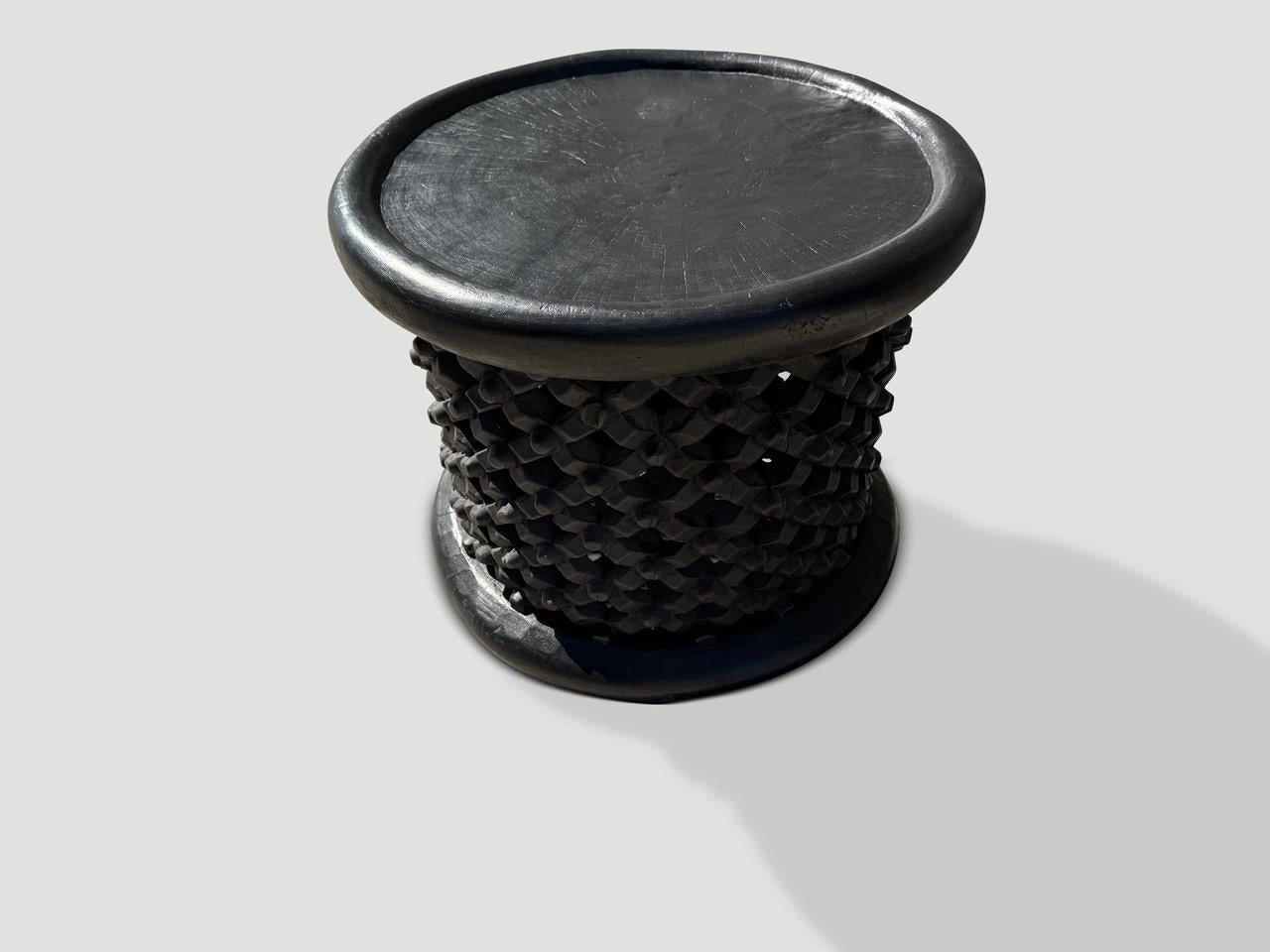 Tribal Andrianna Shamaris Table basse ou table d'appoint à plateau africain en vente