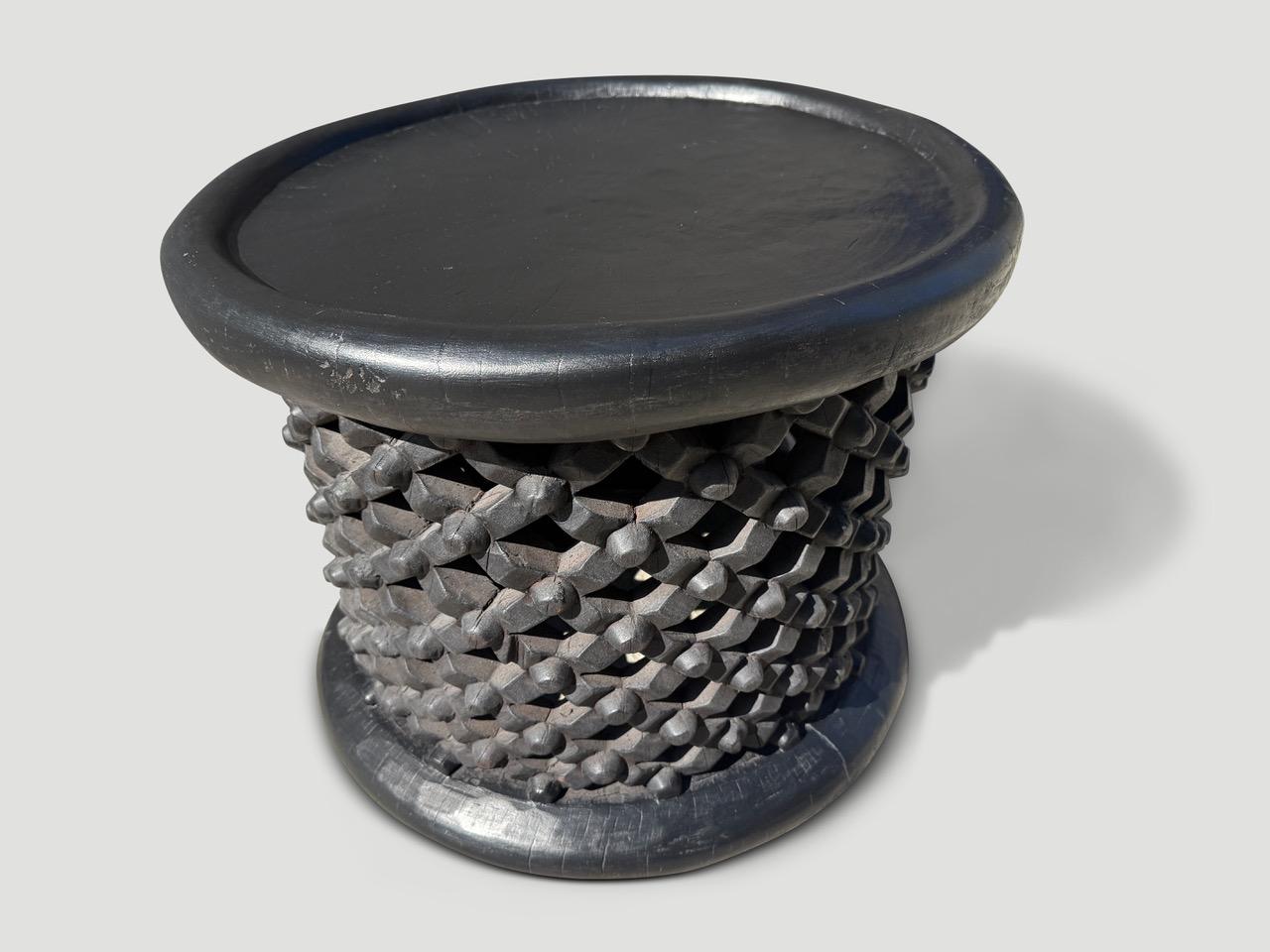 XXIe siècle et contemporain Andrianna Shamaris Table basse ou table d'appoint à plateau africain en vente
