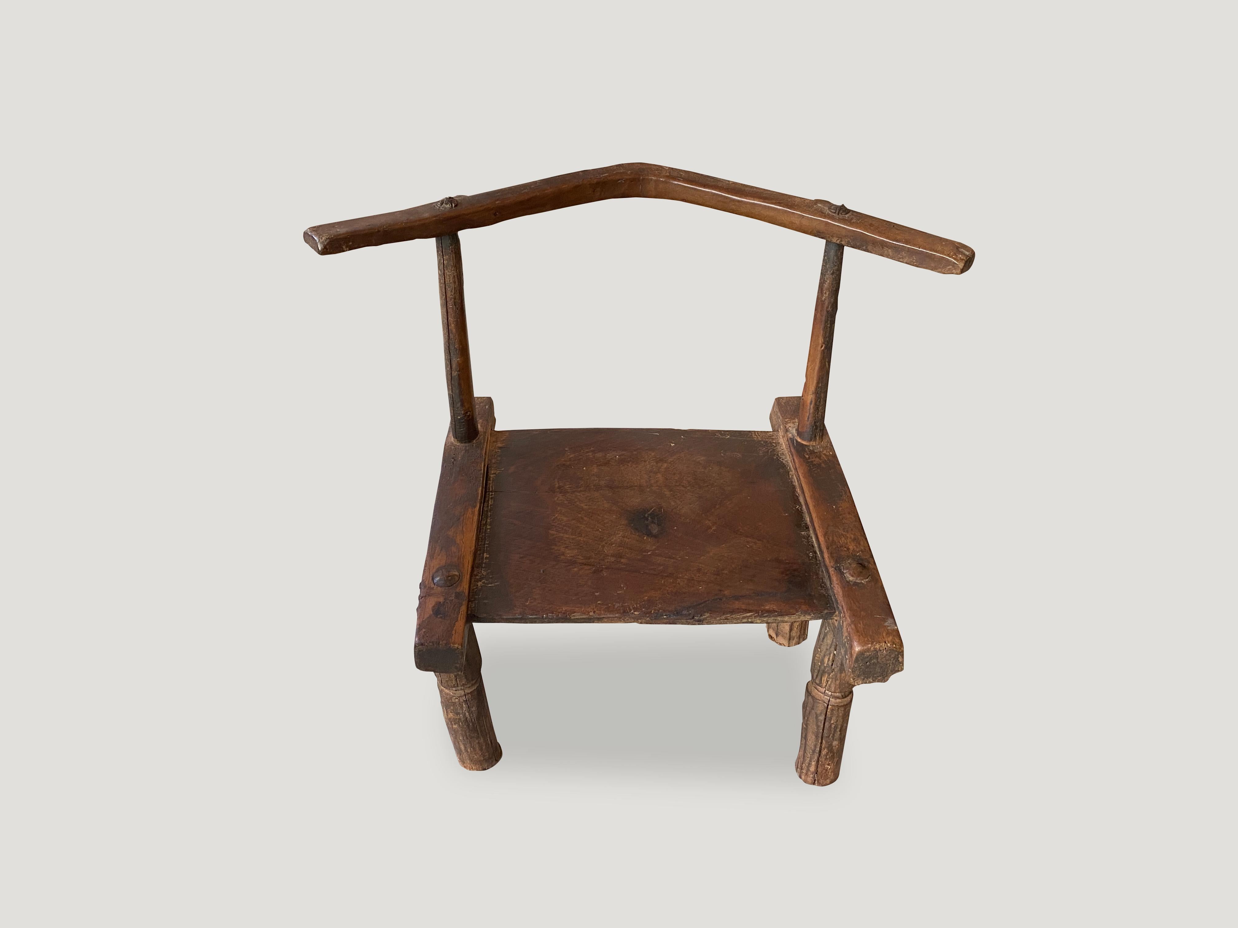 Schöne Patina auf diesem handgeschnitzten Holzstuhl aus der Elfenbeinküste Afrikas aus dem 19. Jahrhundert. Er kann auch als niedriger Beistelltisch verwendet werden. Ein Kunstwerk.

Dieser Stuhl wurde im Geiste von Wabi-Sabi entworfen, einer