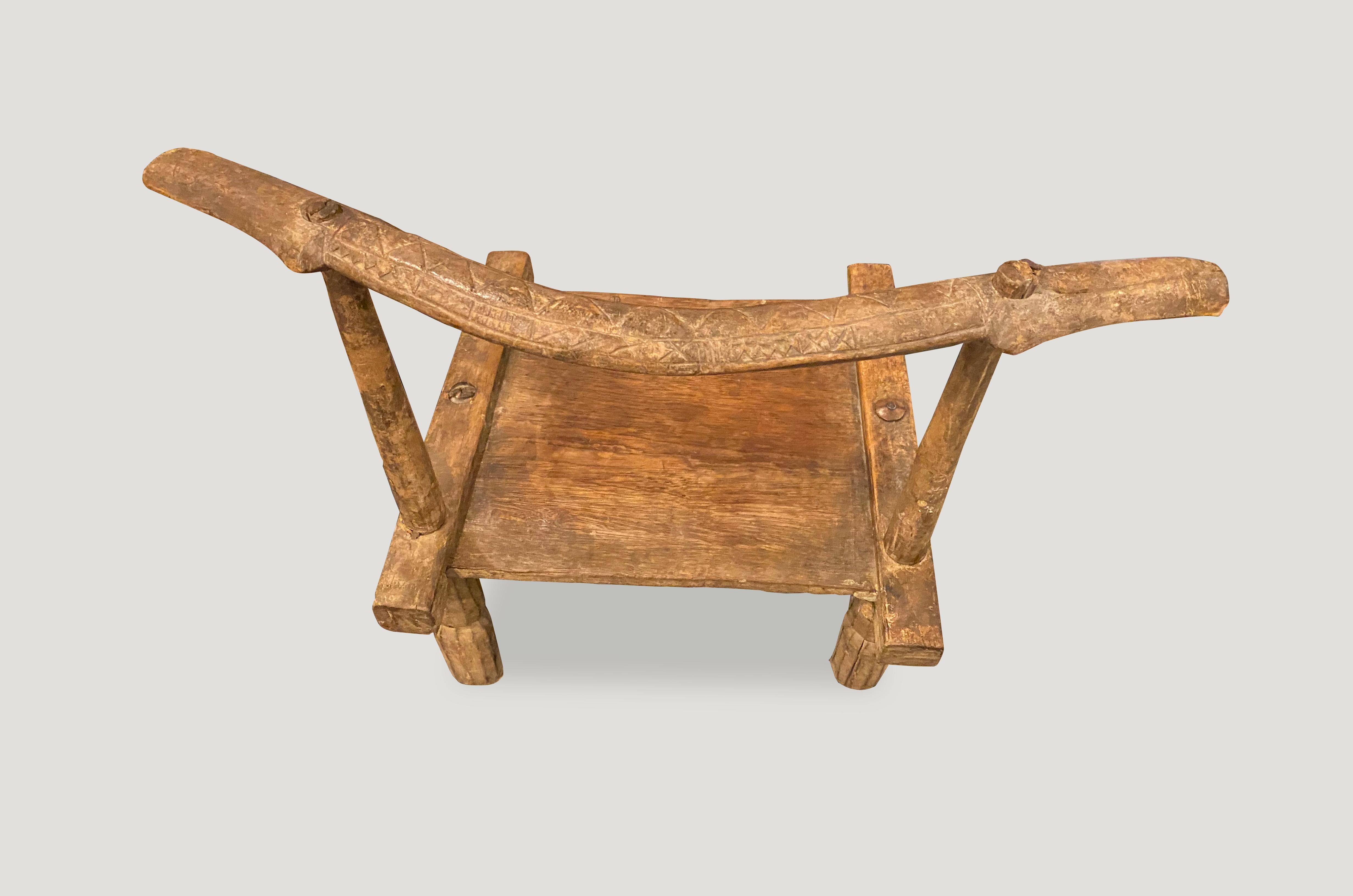 Andrianna Shamaris Silla o mesa auxiliar africana de madera, Costa de Marfil siglo XIX en venta
