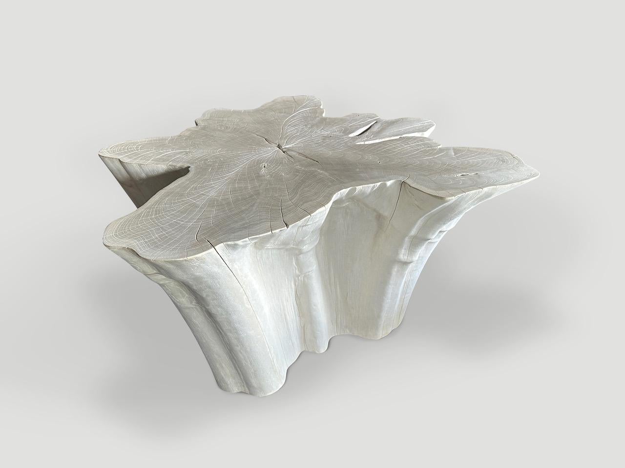 Impresionante mesa de centro amorfa de teca blanqueada recuperada. Una graduación de abajo a arriba. Hemos añadido un pulimento a la parte superior para conseguir un ligero contraste óseo y una protección que revele la hermosa veta de la madera.