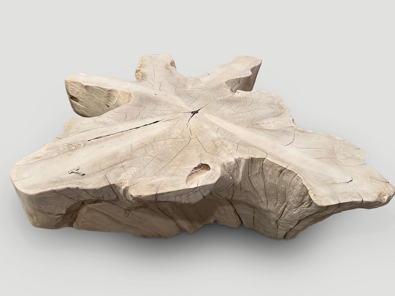 Impressionnante table basse amorphe en bois de teck blanchi récupéré. Une graduation du bas vers le haut. Nous avons ajouté un léger lavis blanc révélant les magnifiques veines du bois.

La Collection S. Barts propose une gamme passionnante de