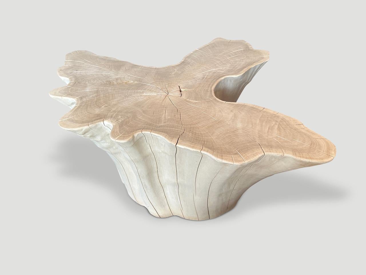 Impressionnante table basse en teck blanchi récupéré. Une graduation du bas vers le haut. Nous avons ajouté un polish sur le dessus pour un léger contraste osseux et une protection révélant le magnifique grain du bois. Tout est dans les détails.

La