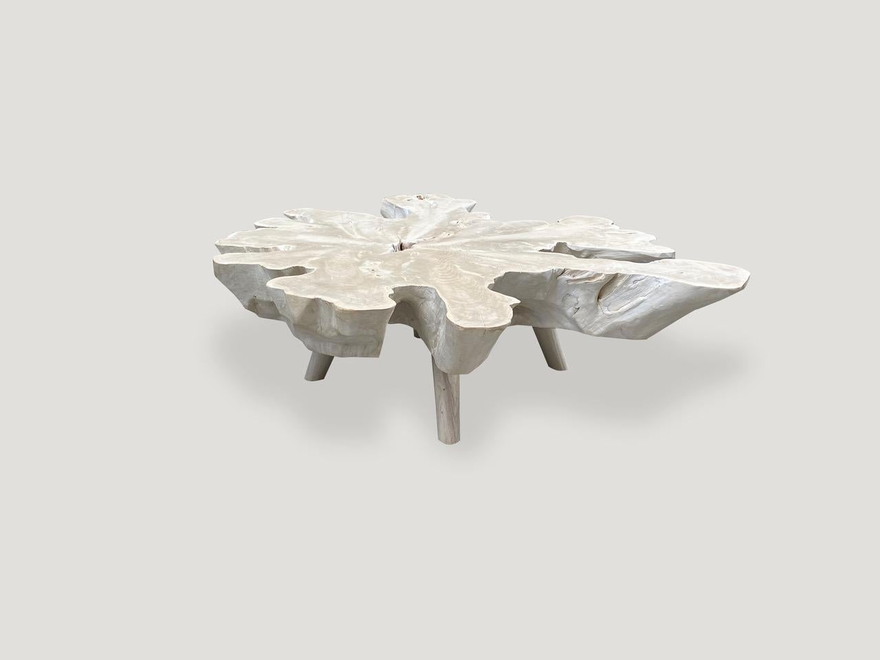 Bois Table basse Andrianna Shamaris Amorphous en bois de teck blanchi de style mi-siècle moderne en vente