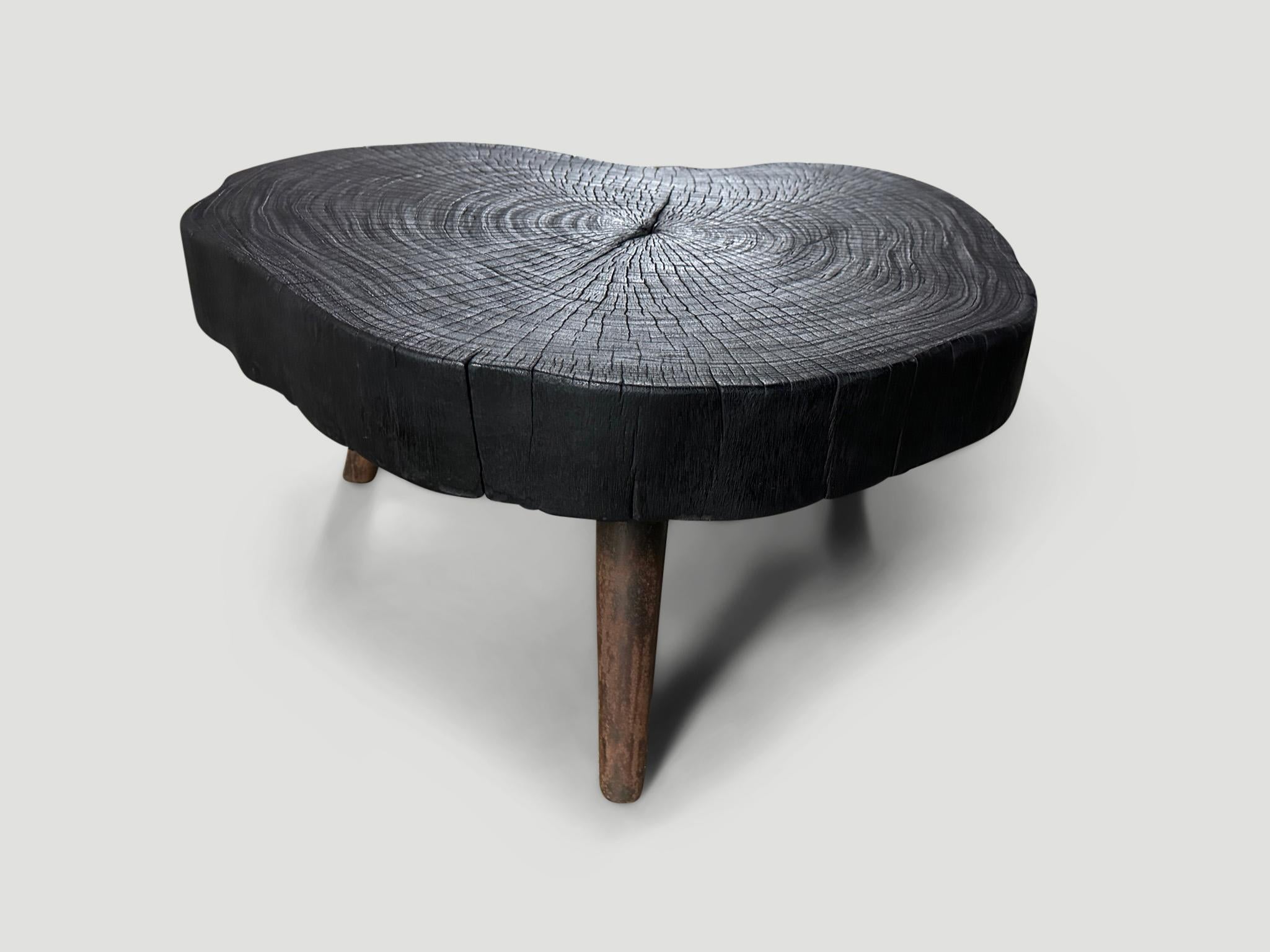 Impressionnante table basse en dalles de 4 pouces d'épaisseur, carbonisée, poncée et scellée, révélant les magnifiques veines du bois. Il repose sur des pieds en métal brûlé de style milieu de siècle, que nous pouvons également finir en noir pur si