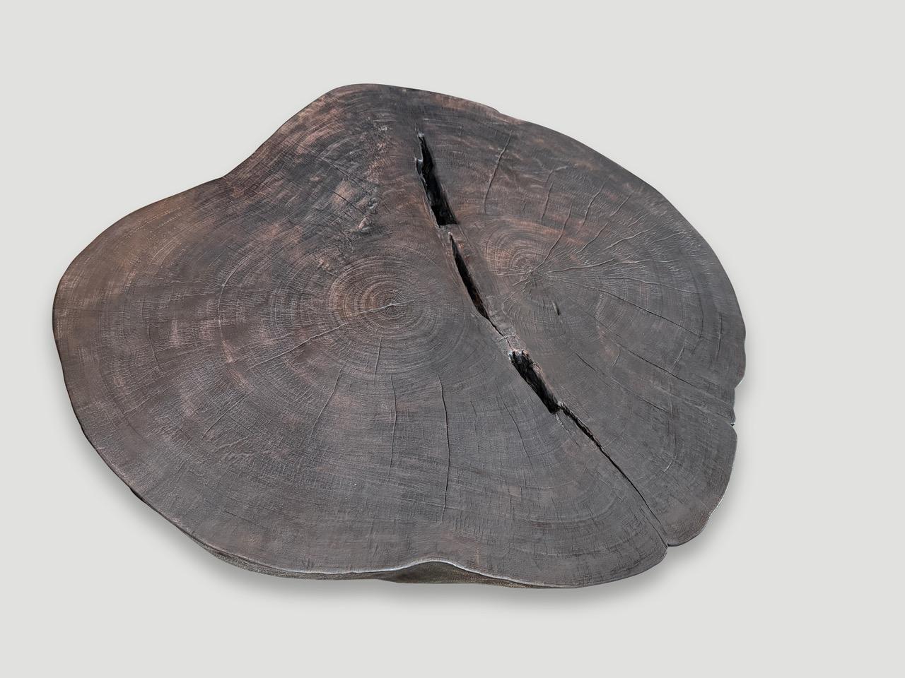 Impresionante mesa de centro de raíz de mango recuperada, flotante sobre patas cónicas minimalistas. Carbonizado, lijado y sellado revelando la hermosa veta de la madera. 

La colección Triple Burnt representa una línea única de muebles modernos