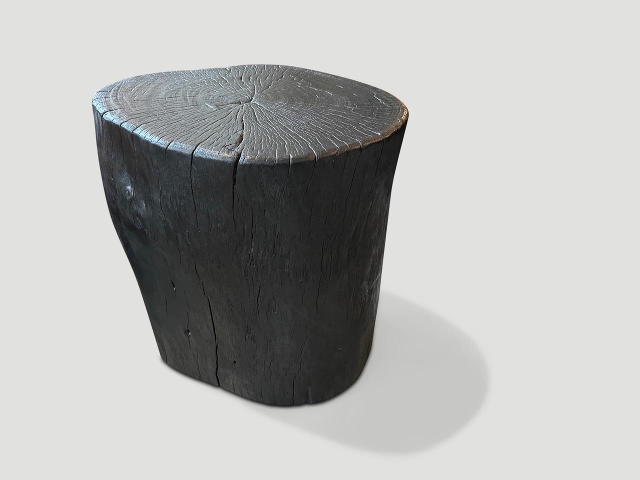 Andrianna Shamaris: Amorpher Beistelltisch aus gehärtetem Lychee-Holz im Zustand „Hervorragend“ im Angebot in New York, NY