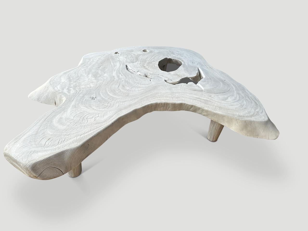 Impressionnante table basse en bois de suar récupéré. Entièrement blanchi, il révèle les magnifiques veines du bois. Flottant sur des pieds coniques de style milieu de siècle. Tout est dans les détails. Dimensions complètes ; 67 x 57 x 16