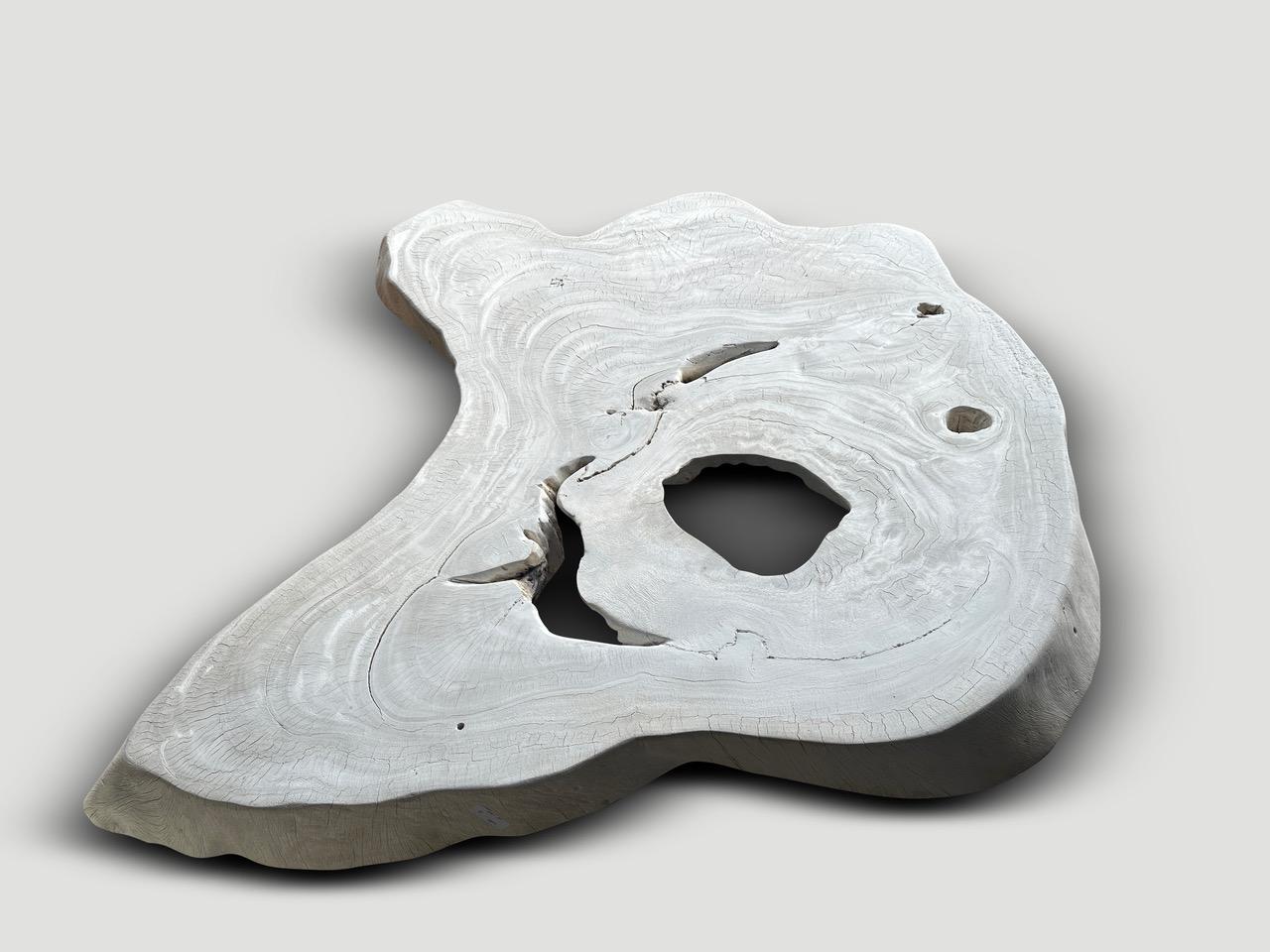 XXIe siècle et contemporain Table basse blanchie Andrianna Shamaris Amorphous du milieu du siècle dernier en vente