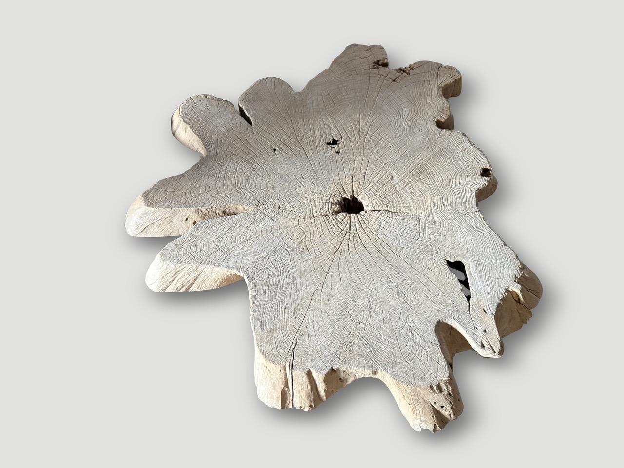 XXIe siècle et contemporain Table basse blanchie Andrianna Shamaris Amorphous du milieu du siècle dernier en vente